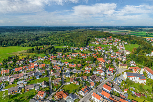 Die Gemeinde Straßberg bei Bobingen südwestlich von Augsburg im Luftbild