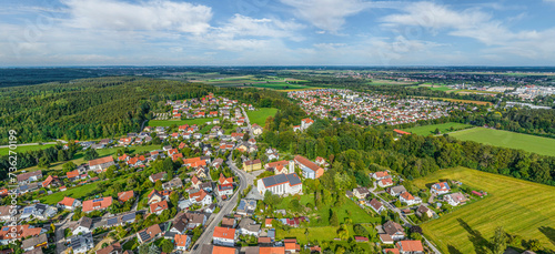 Die Gemeinde Straßberg südlich von Augsburg im Luftbild