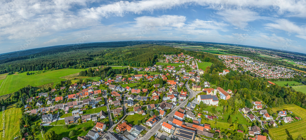 Ausblick auf die Ortschaft Straßberg bei Bobingen im Naturpark Westliche Wälder in Schwaben