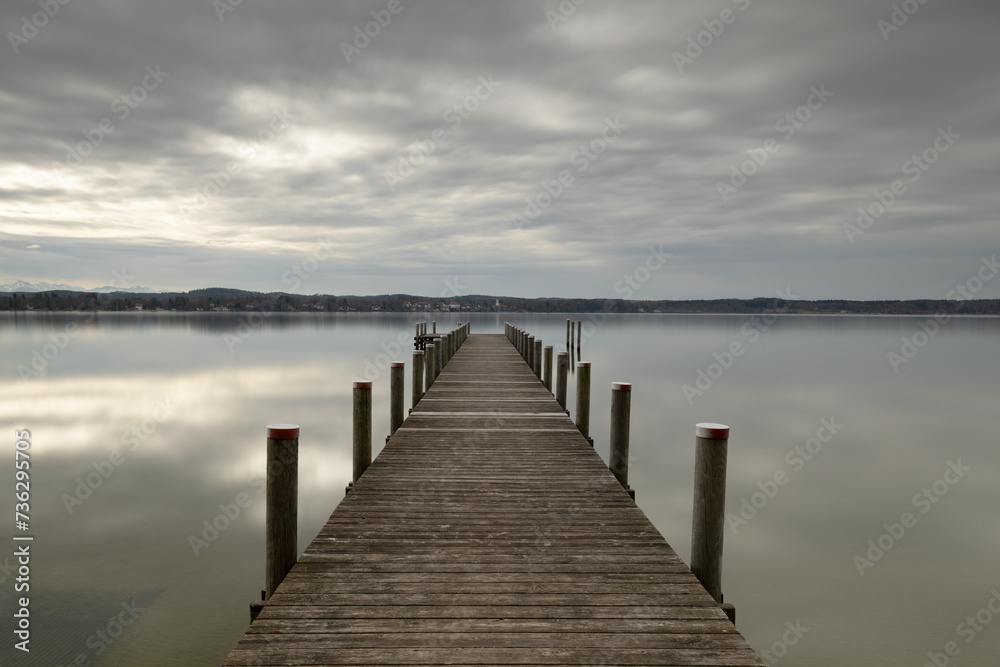 Fototapeta premium Badesteg am Starnberger See, Bayern, Deutschland, Langzeitbelichtung