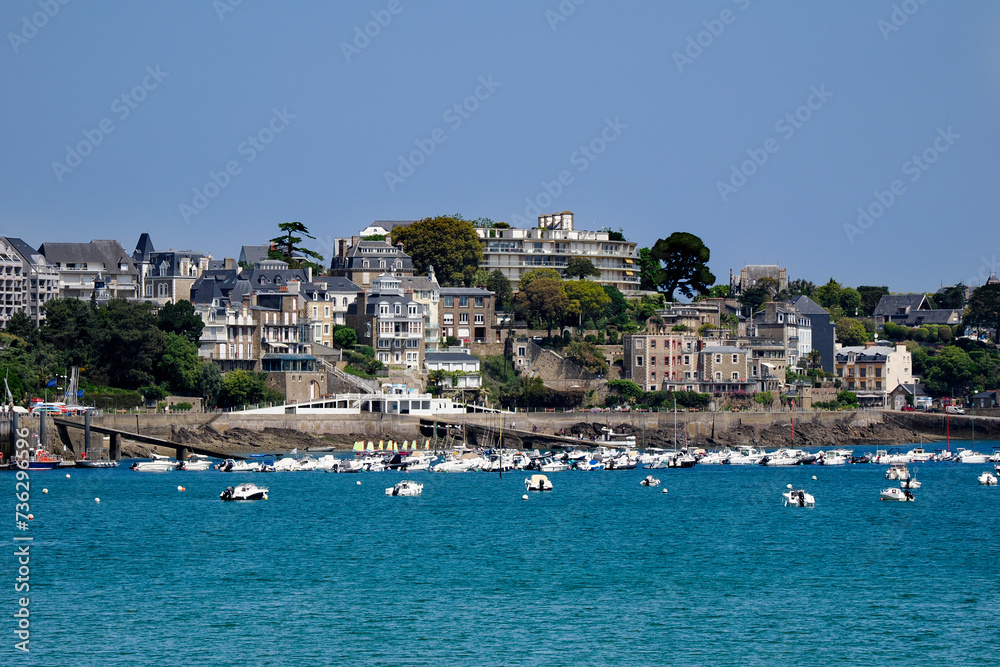Town and port of Dinard, a commune in the Ille-et-Vilaine department, Brittany, northwestern France. 