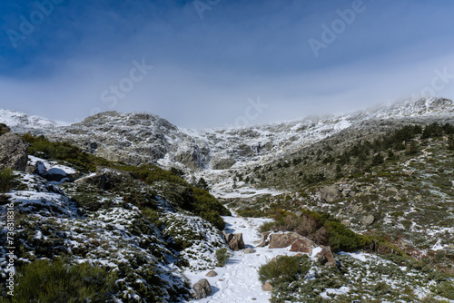 Paisaje de montaña con nieve y roca