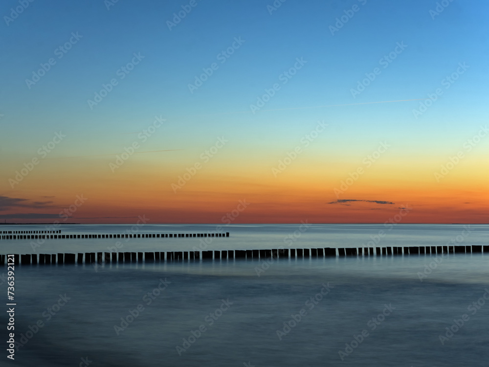 Malerische Farben beim Sonnenuntergang über der Ostsee in Mecklenburg-Vorpommern, Deutschland