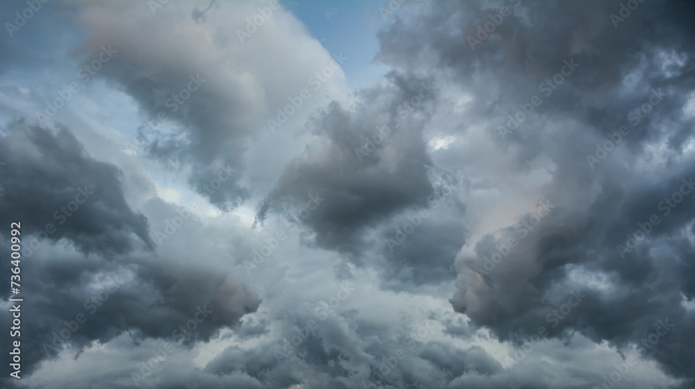 Obraz premium Rainy cloudy grey sky before rain