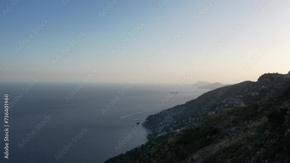 drone: vista dall'alto della Costiera Amalfitana. Colline, strade e mare.