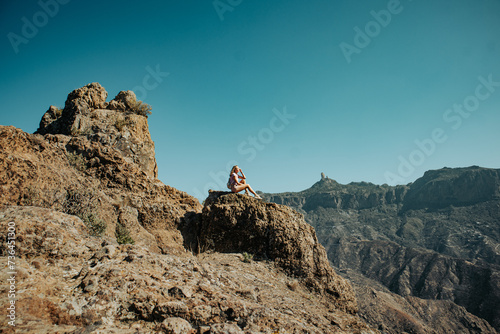 Turystka na szczycie Roque Bentayga na Gran Canaria, Hiszpania photo