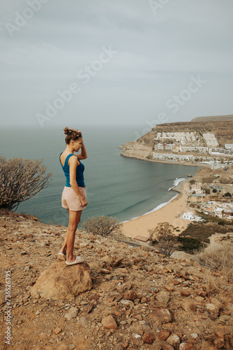 Turystka z góry patrzy na Playa de Tauro, Gran Canaria, Hiszpania