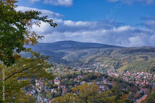Fotografía Harzregion, Blick über Wernigerode auf den Brocken