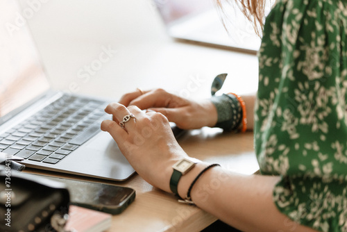 Femme tapant sur le clavier de son ordinateur