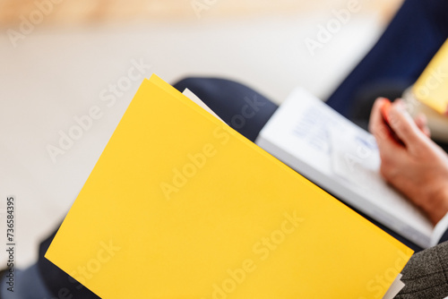 Homme assis avec une pochette jaune photo