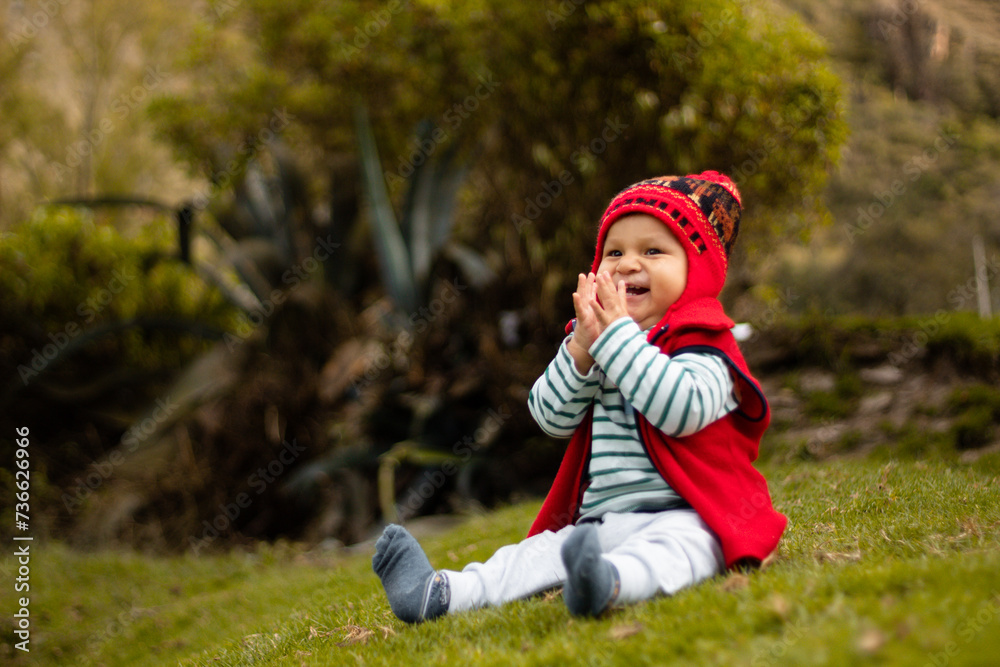 Un bebé con chullo tejido Dulce sonrisa andina, Un bebé sonriente con su chullo tejido, estilo de vida, saludable ,quechua, aire libre Un bebé con chullo tejido Dulce sonrisa andina, Un bebé sonriente con su chullo tejido, estilo de vida, saludable ,quechua, aire libre
