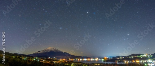 展望台から見た星空バックの富士山と山中湖のパノラマ情景 © Scott Mirror