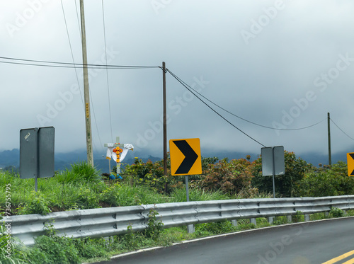 Cenotafios populares mexicanos en medio de vegetación. Carretera del tercer mundo. photo