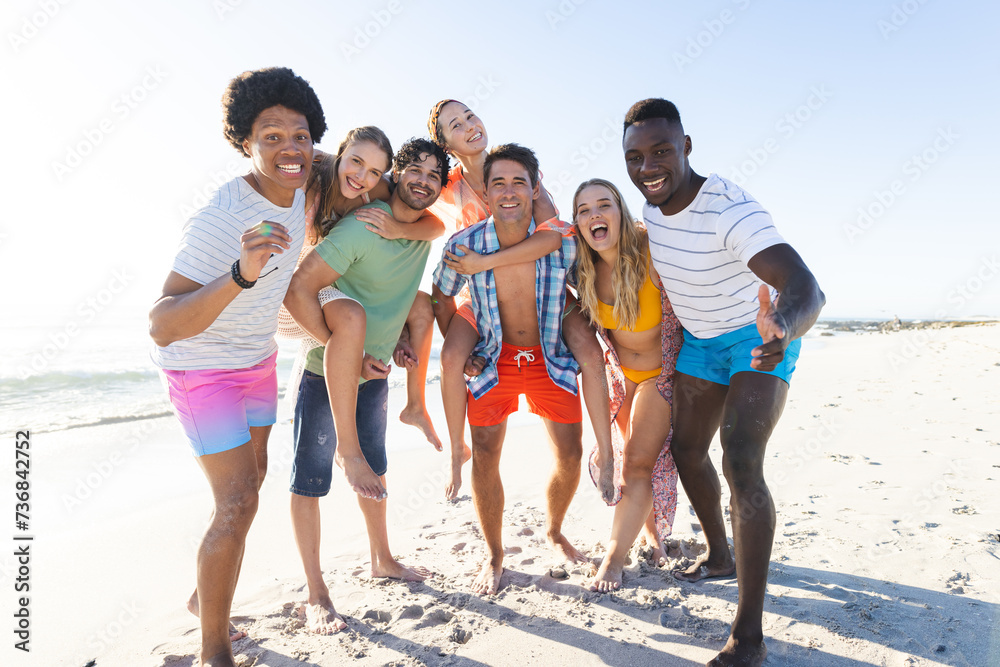 Obraz premium Diverse group of friends enjoy a beach day