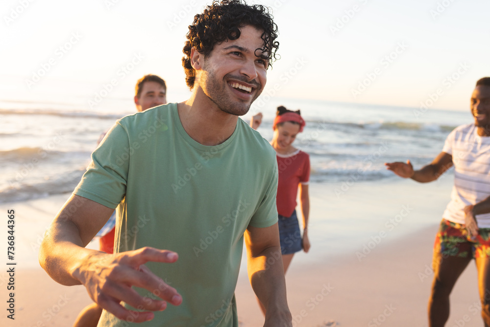 Naklejka premium Diverse friends enjoy a sunny day at the beach