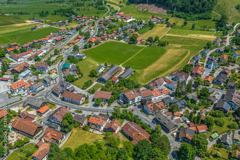 Die Gemeinde Kochel am See in Oberbayern im Luftbild