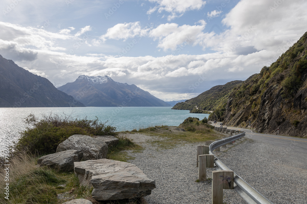 Obraz premium road next to lake in new zealand