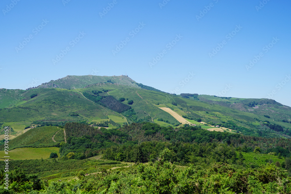 Vue sur la montagne de La Rhune, à Sare, au Pays Basque