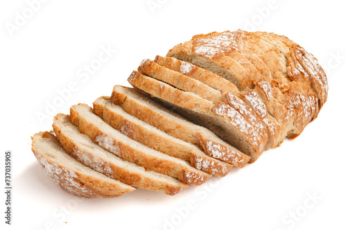 Pokrojony bochenek wypieczonego chleba na białym wyizolowanym tle