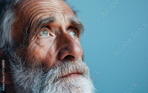 Retrato  primer plano de ancianos como imagen de la soledad de las personas mayores en la sociedad actual