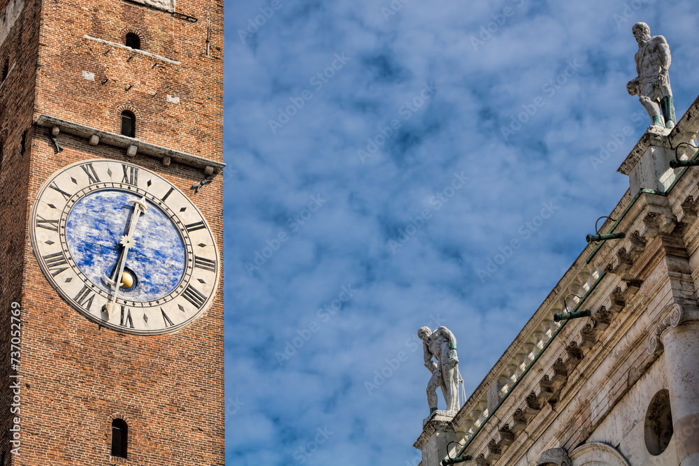 vicenza, italien - uhr am glockenturm an der piazza dei signori