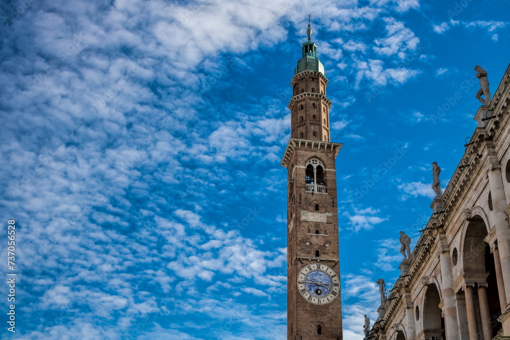 vicenza, italien - glockenturm und basilica palladiana