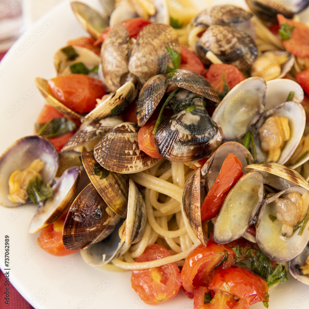 delicious spaghetti with clams and tomatoes delicious spaghetti with clams and tomatoes