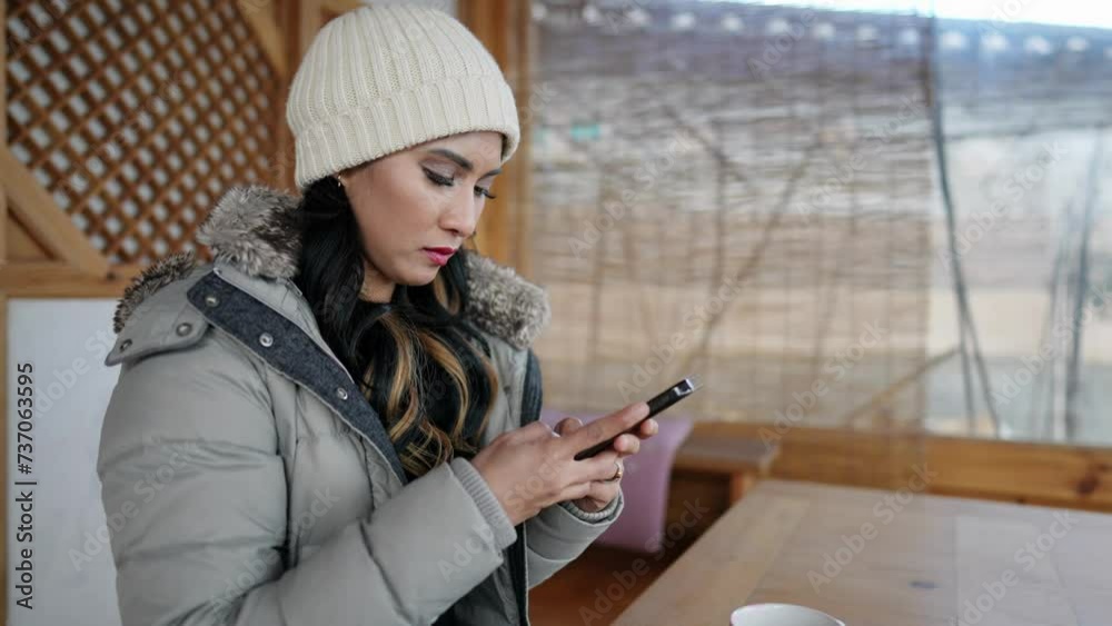 大韓民国ソウルの北村韓屋村で伝統的町並みでお茶を飲んで休憩する20代のフィリピン人女性のスローモーション映像 Slowmotion