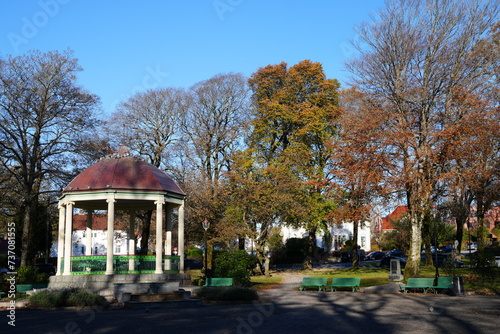 Byparken, Park mit Pavillon im Herbst in Hausgesund, Norwegen