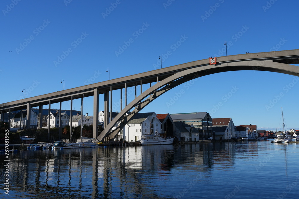 Risøy-Brücke, Brücke in Haugesund über dem Smedasundet, Norwegen, blauer Himmel, wolkenlos