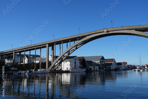 Risøy-Brücke, Brücke in Haugesund über dem Smedasundet, Norwegen, blauer Himmel, wolkenlos