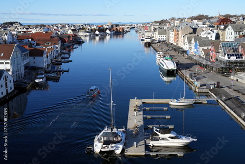 Blick auf den Smedasundet in Haugesund mit Bootsteeg, Anlegestelle, und Schiffen