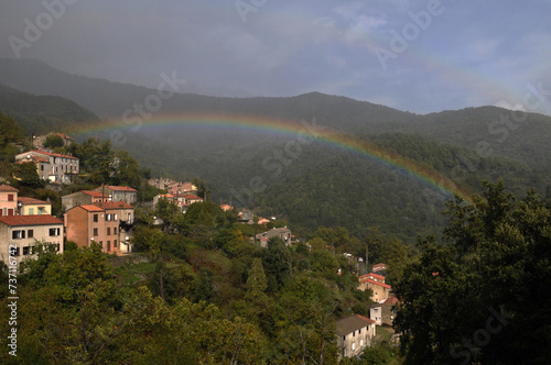 Arc-en-ciel au village en Corse