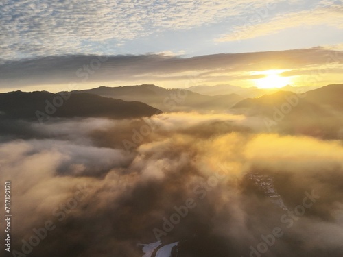 雲海の上から、ドローンで朝日を撮影