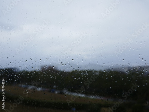 窓の雨粒