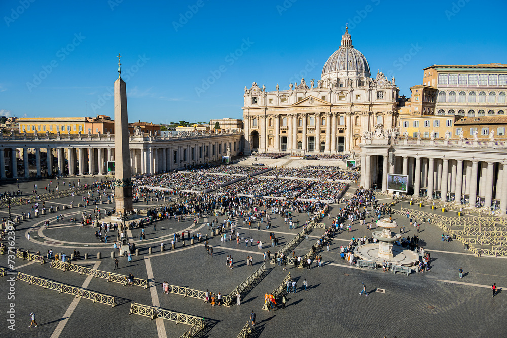Sicht auf Petersplatz mit Petersdom, Rom, Vatikan