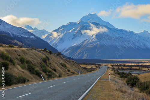 Fototapeta Naklejka Na Ścianę i Meble -  The road to Mount Cook, New Zealand's tallest and most famous mountain