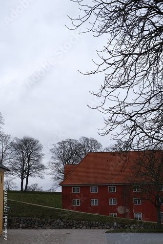 Obraz na płótnie Maisons rouges et arbres w salonie