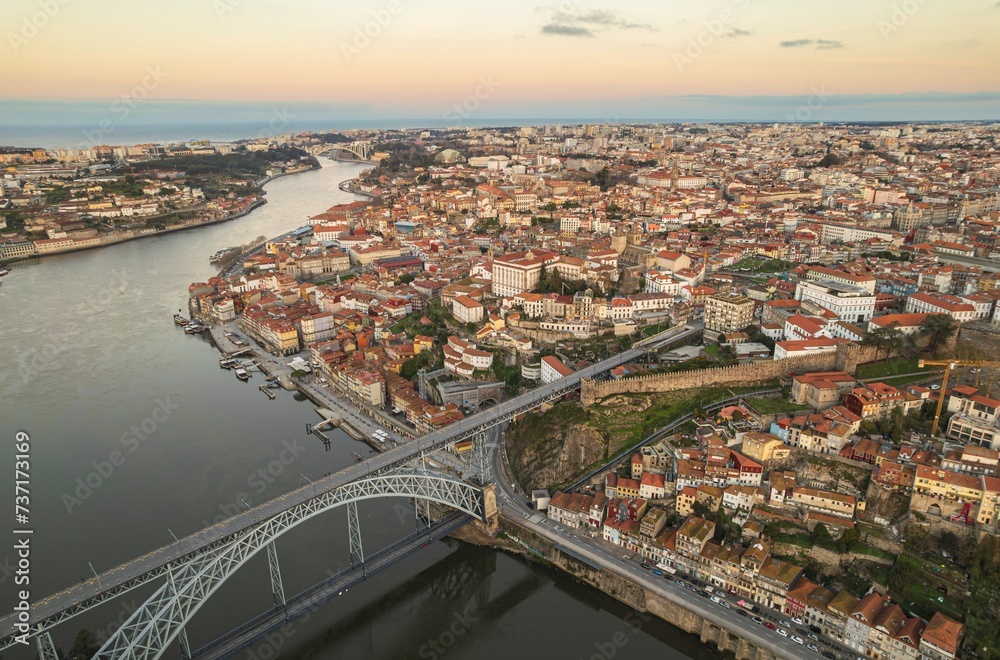 Obraz premium Elevated Majesty: A Breathtaking Vista of Portos Dom Luís I Bridge and Cityscape