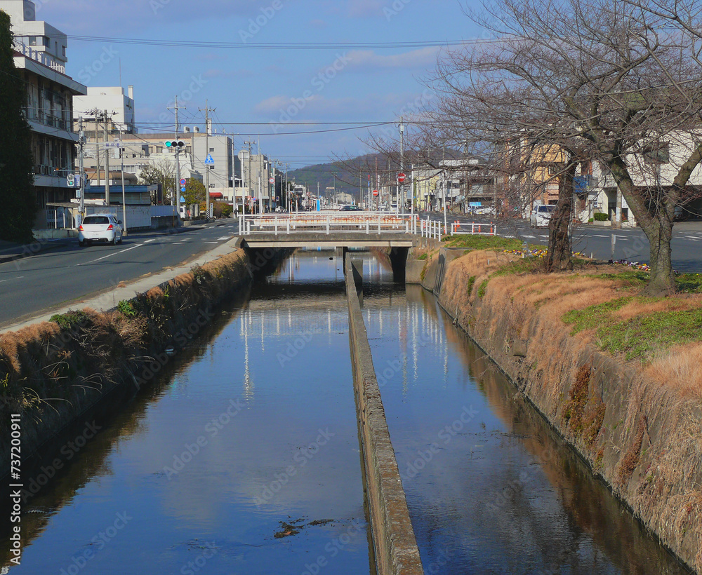 街中を一直線に走る水路。
両脇の道路はそれぞれ一方通行。
日本の田舎の風景。