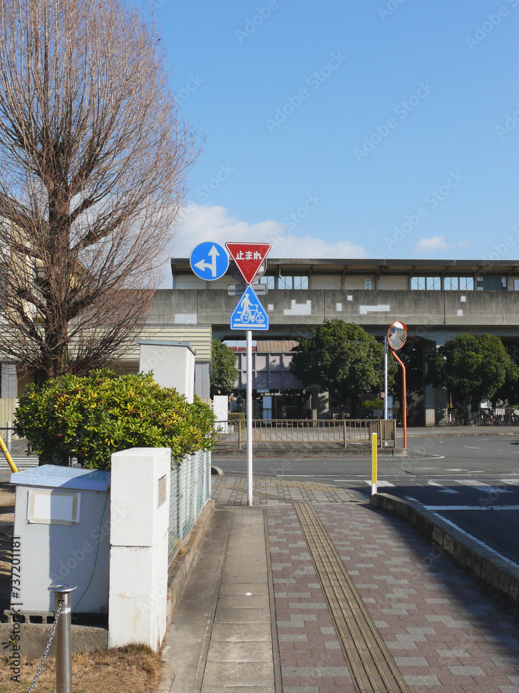 日本の交通標識。 矢印標識は …