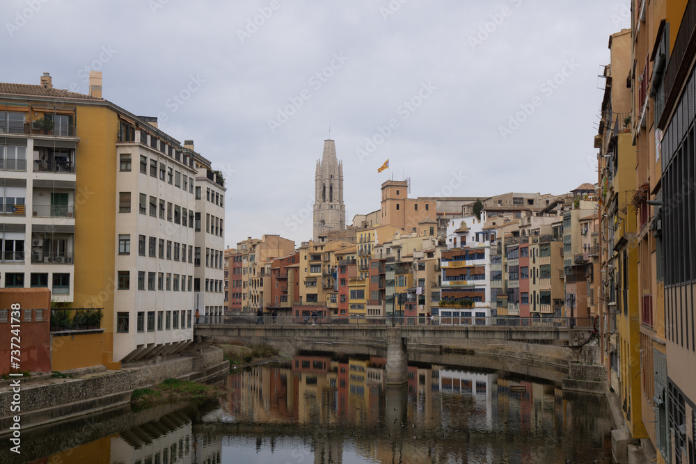 Girona bei bedecktem Himmel