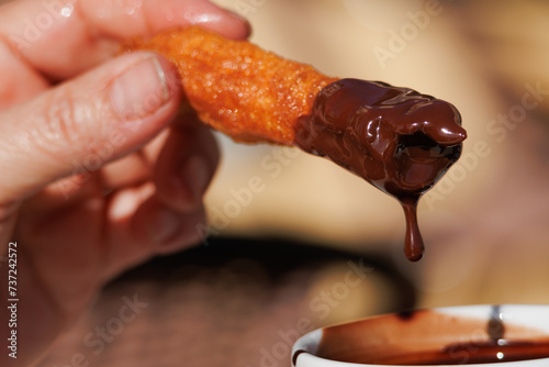 Quadro su tela Desayunando churros, porras, con taza de chocolate caliente en El Campello, Espa
