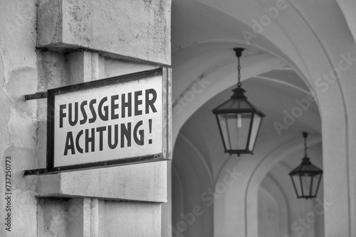 Funny warning sign in Vienna, Austria © Schneestarre