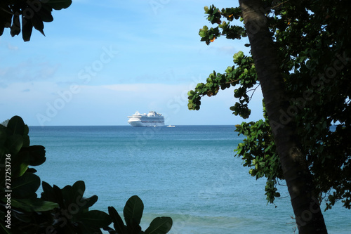 【プーケット】パトンビーチ沖に停泊する豪華客船 #737253736