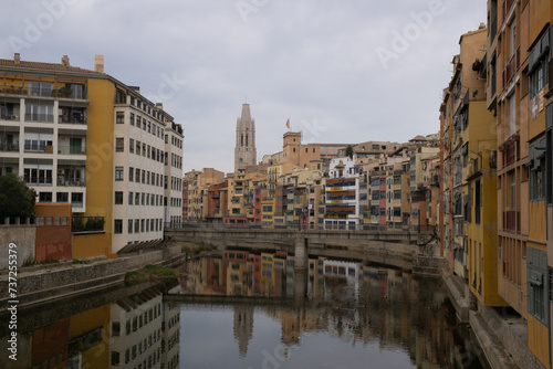 Fototapeta Naklejka Na Ścianę i Meble -  Girona bei bedecktem Himmel