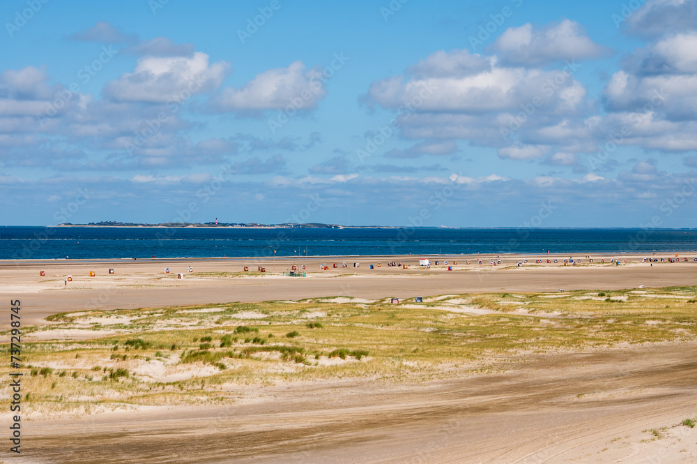 Amrum Strandansicht vom Strand von Norddorf mit Strandkörben am Horizont die Nachbarinsel Sylt mit dem Leuchtturm von Hörnum Amrum Strandansicht vom Strand von Norddorf mit Strandkörben am Horizont die Nachbarinsel Sylt mit dem Leuchtturm von Hörnum