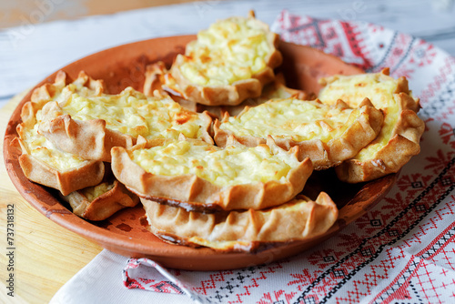 Karelian plays or Karjalanpiirakka. Traditional finnish or north russian pastry on clay plate.