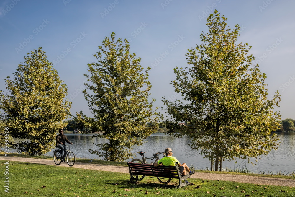 mantua, italien - idylle mit fahrrädern am lago inferiore