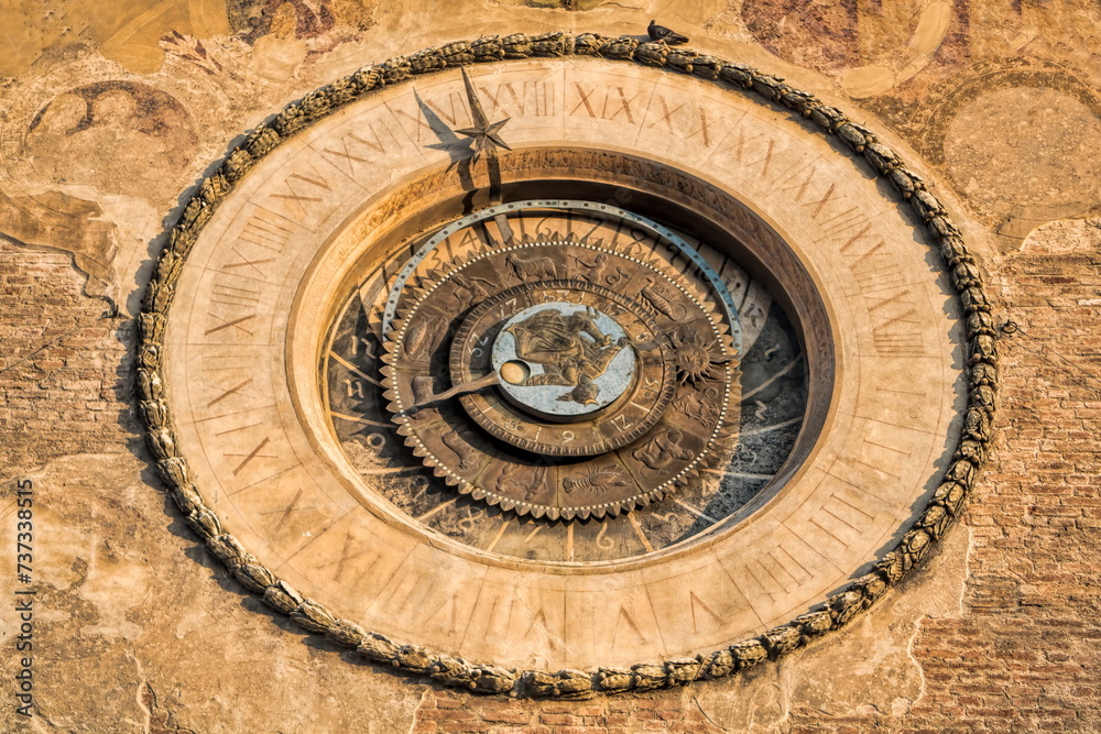mantua, italien - detail vom mittelalterlichen uhrturm aus dem jahr 1250
